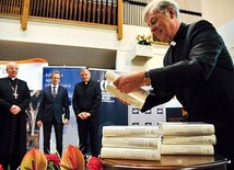 ▲	Ks. prof. Góźdź wręczył nowy tom abp. Budzikowi, ks. prof. Dębińskiemu oraz Wojciechowi Wardackiemu.
