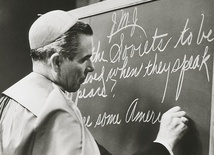 Rok 1954. Abp Fulton Sheen prowadził cotygodniowy program w telewizji w bardzo  nie-telewizyjny sposób.