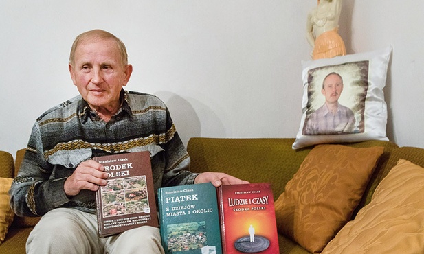 Stanisław Cisak, autor książek o dziejach Piątku i okolic, pochodzi z Kieleckiego, ale całe dorosłe życie spędził w Piątku. Trafił tu za PRL-u z nakazu pracy.