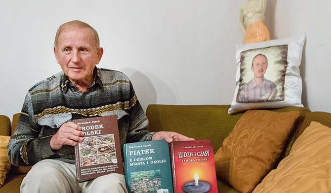 Stanisław Cisak, autor książek o dziejach Piątku i okolic, pochodzi z Kieleckiego, ale całe dorosłe życie spędził w Piątku. Trafił tu za PRL-u z nakazu pracy.