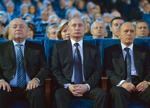 W otoczeniu prezydenta Rosji szefowie służb specjalnych odgrywają ważną rolę.  Na zdjęciu: prezydent Putin, z prawej strony Aleksandr Borotnikow, szef Federalnej Służby Bezpieczeństwa, z lewej Michaił Fradkow, do września szef wywiadu.