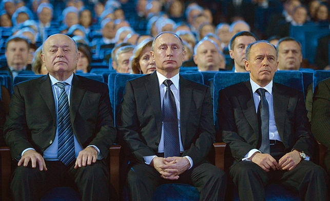 W otoczeniu prezydenta Rosji szefowie służb specjalnych odgrywają ważną rolę.  Na zdjęciu: prezydent Putin, z prawej strony Aleksandr Borotnikow, szef Federalnej Służby Bezpieczeństwa, z lewej Michaił Fradkow, do września szef wywiadu.