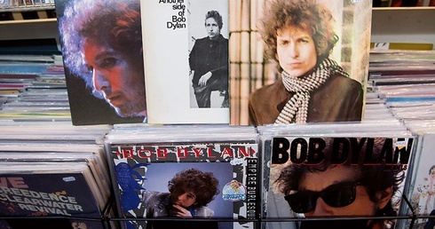 Bob Dylan – amerykański piosenkarz, autor tekstów, poeta, pisarz i kompozytor – to człowiek o stu twarzach.