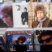Bob Dylan – amerykański piosenkarz, autor tekstów, poeta, pisarz i kompozytor – to człowiek o stu twarzach.
