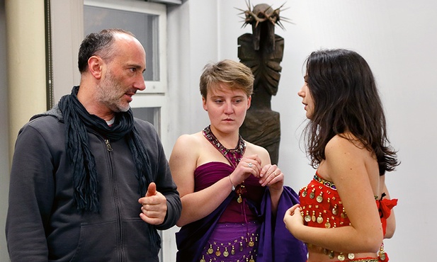 Reżyser Mariusz Kozubek z młodymi aktorkami Teatru Franciszka podczas pracy nad spektaklem.