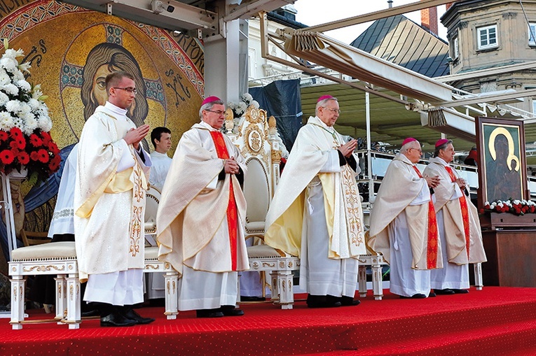 Mszy św. przewodniczył abp Stanisław Gądecki, przewodniczący Episkopatu Polski. Eucharystię koncelebrowali abp senior Stanisław Nowak, abp Andrzej Dzięga i bp Jan Wątroba.