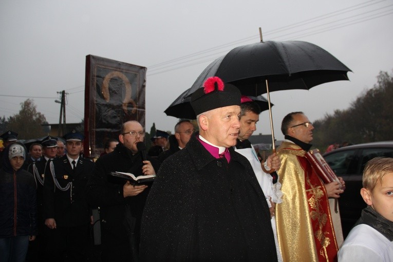 Padający deszcz nie wystraszył wiernych z Kurzeszyna. Po Matkę Bożą wyszła rzesza parafian