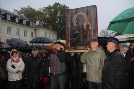 Pani Jasnogórska dotarła do prymasowskich Skierniewic. Peregrynację po ziemi skierniewickiej rozpoczęla od parafii św. Jakuba