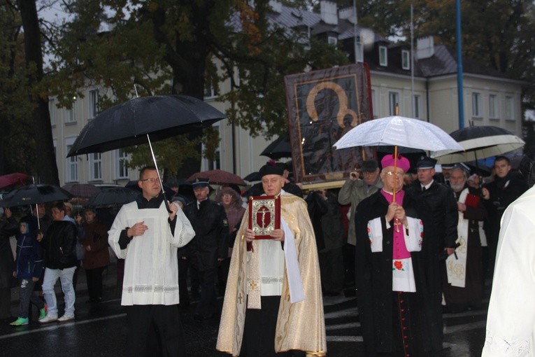 Powitanie ikony MB Częstochowskiej w parafii św. Jakuba w Skierniewicach