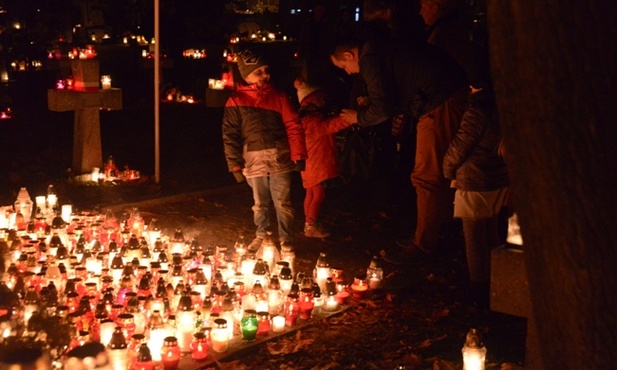 W uroczystość Wszystkich Świętych radomianie zapalają na grobach żołnierzy znicze