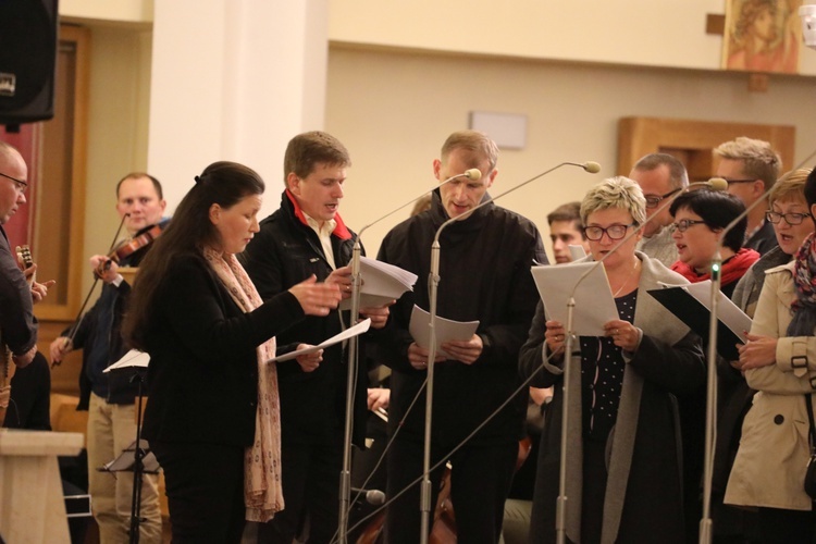 Koncert uwielbienia hymnami ŚDM w Andrychowie