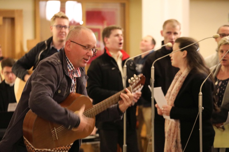 Koncert uwielbienia hymnami ŚDM w Andrychowie