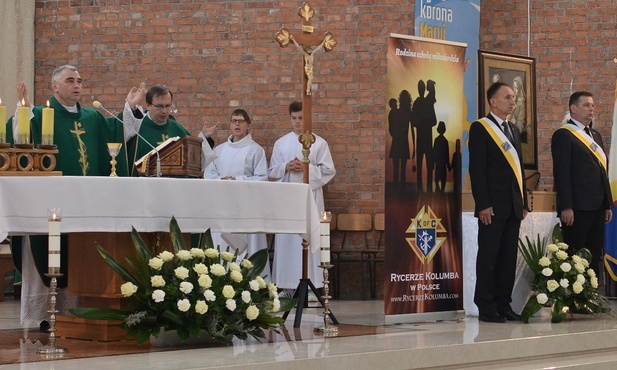 Mszy św. w czasie peregrynacji obrazu Świętej Rodziny przewodniczy ks. Wiesław Lenartowicz