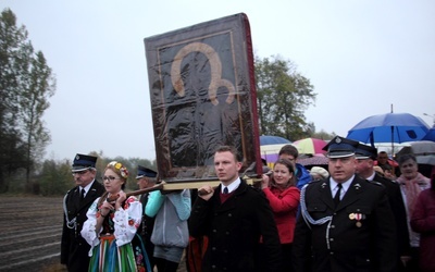 W powitalnej procesji obraz niosły również osoby w strojach łowickich