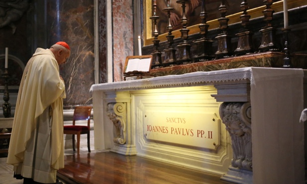 Msza przy grobie Papieża Polaka