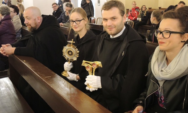 Delegacja z Rychwałdu przywiozła relikwie bł. ojców Michała Tomaszka i Zbigniewa Strzałkowskiego oraz św. Gemmy