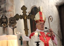 Bp Józef Zawitkowski głosi homilię. Obok ołtarza ustawione relikwiarze z relikwiami św. Jana Pawła II i św. Maksymiliana