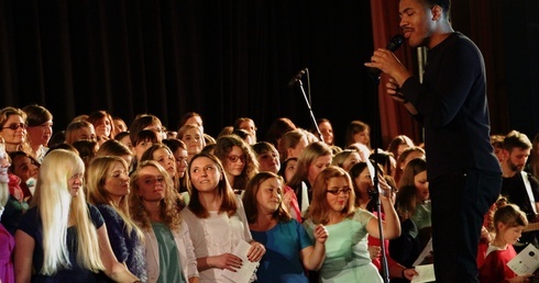 300-osobowy chór uwielbiał Pana