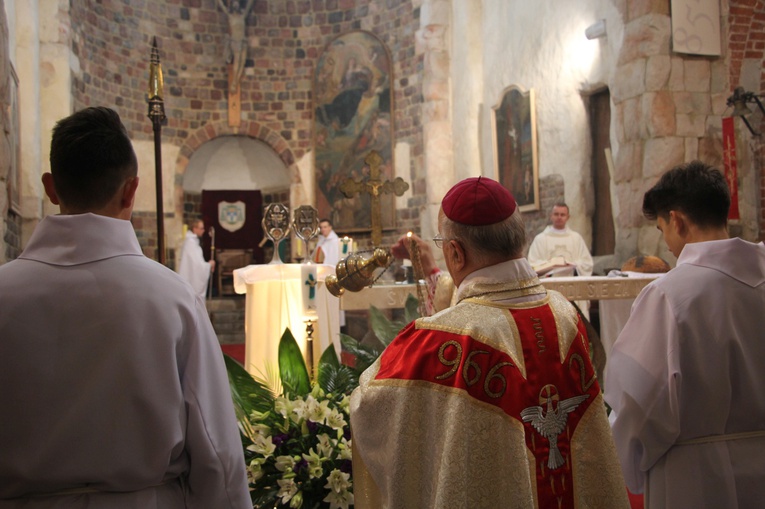 Wprowadzenie relikwii św. Jana Pawła II i św. Maksymiliana do archikolegiaty w Tumie