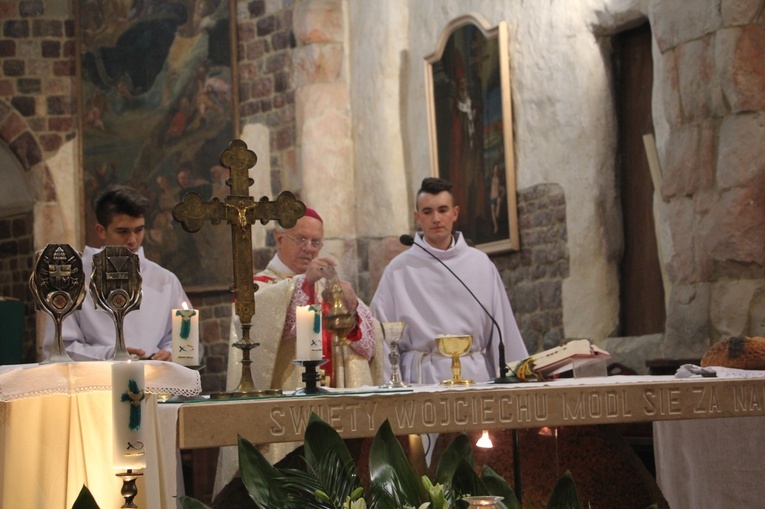 Wprowadzenie relikwii św. Jana Pawła II i św. Maksymiliana do archikolegiaty w Tumie