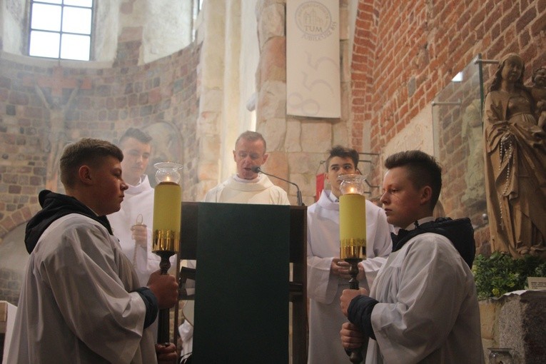 Wprowadzenie relikwii św. Jana Pawła II i św. Maksymiliana do archikolegiaty w Tumie