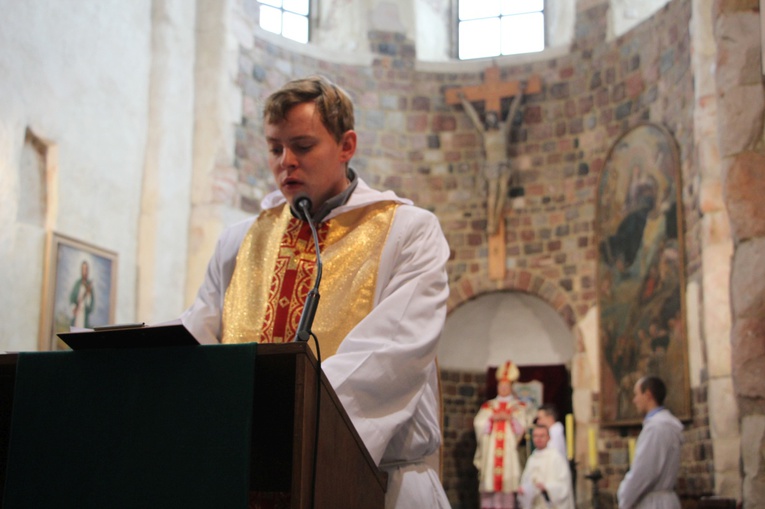 Wprowadzenie relikwii św. Jana Pawła II i św. Maksymiliana do archikolegiaty w Tumie