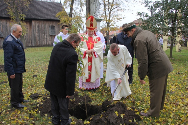 Wprowadzenie relikwii św. Jana Pawła II i św. Maksymiliana do archikolegiaty w Tumie