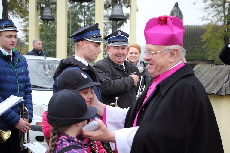 Wprowadzenie relikwii św. Jana Pawła II i św. Maksymiliana do archikolegiaty w Tumie