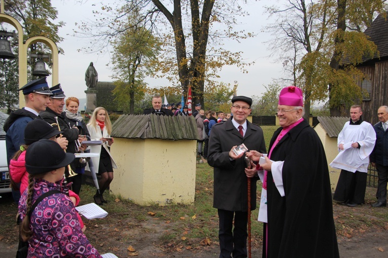 Wprowadzenie relikwii św. Jana Pawła II i św. Maksymiliana do archikolegiaty w Tumie