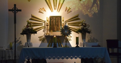 Przed Najświętszym Sakramentem dziękowano za naiwedzenie Matki Bożej i za życie św. Jana Pawła II