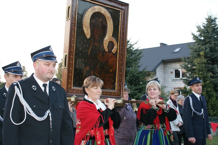 Wizerunek MB Częstochowskiej na swoich barkach niosły m.in. przedstawicielki matek. Na tę okazję panie ubrały się w stroje ludowe regionu łowickiego