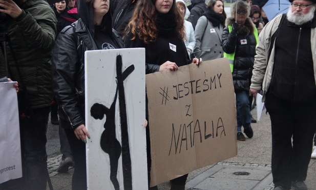 Uczestniczki "czarnego protestu" nie zapomniały zaopatrzyć się w bulwersujące transparenty, a także wyrazić swojego poparcia dla Natalii Przybysz, która ostatnio otwarcie przyznała się do aborcji 