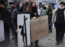 Uczestniczki "czarnego protestu" nie zapomniały zaopatrzyć się w bulwersujące transparenty, a także wyrazić swojego poparcia dla Natalii Przybysz, która ostatnio otwarcie przyznała się do aborcji 