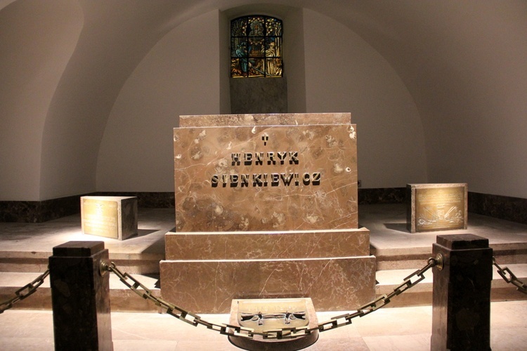 Grób Henryka Sienkiewicza w podziemiach warszawskiej bazyliki archikatedralnej