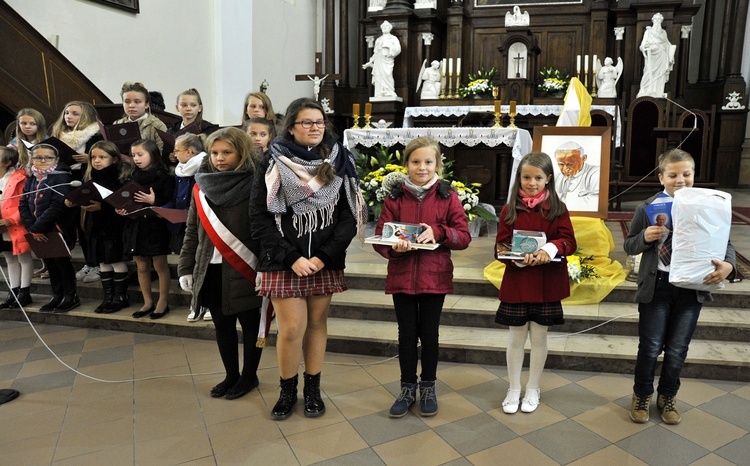 Zwycięzcy tegorocznej edycji konkursu "Św. Jan Paweł II - apostoł Miłosierdzia" odebrali nagrody w kościele świętych apostołów Piotra i Pawła w Pułtusku