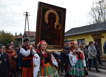 Jak przystało na mieszkańców wsi łowickiej, wierni na powitanie Matki Bożej założyli barwne stroje ludowe