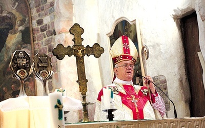 Bp Józef Zawitkowski głosi homilię w zabytkowej archikolegiacie. 