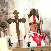 Bp Józef Zawitkowski głosi homilię w zabytkowej archikolegiacie. 