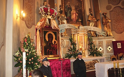 W Rawie Mazowieckiej Matkę Bożą umieszczono na tronie, na którym znajdowała się korona królewska.