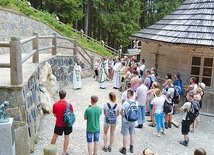 Mur okalający tatrzańskie sanktuarium jest jednocześnie murem pamięci o tych, którzy kochali góry.