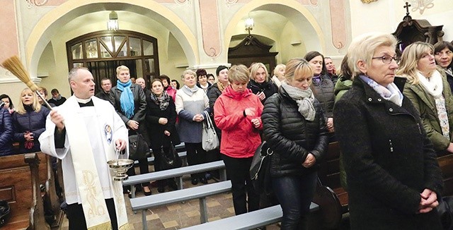 ▲	Po przejściu przez Bramę Miłosierdzia pielgrzymi zostali pokropieni wodą święconą przez kustosza miejsca o. Bogusława Augustowskiego.