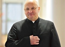 Ksiądz Józef Trąbka zachęca do autentycznej modlitwy  i wdzięcznej obecności przy grobie bliskich. 