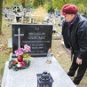 Słynny rudniczanin spoczywa na cmentarzu parafialnym.