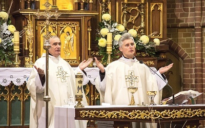 ▲	Mszę św. rozpoczynającą nowennę koncelebrowali ks. Paweł Zięba  oraz ks. Jan Sztygiel.