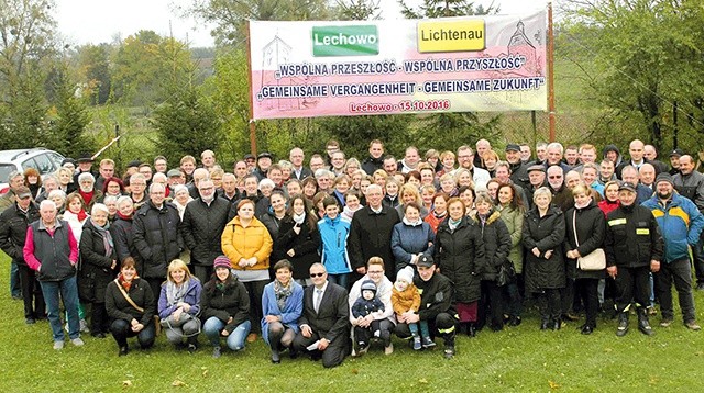 ▼	Wspólne zdjęcie mieszkańców Lechowa i Lichtenau.
