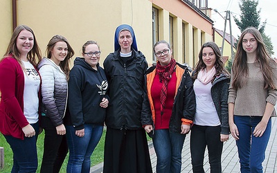 ▲	Na zdjęciu: s. Bernadetta i sześć z 35 dziewczyn, które przyjechały z Zespołu Szkół Ekonomicznych w Głogowie.