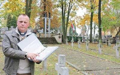 Ksiądz Zamaria z listą 207 ofiar kampanii wrześniowej.