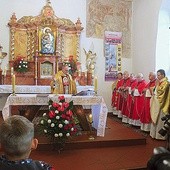 ▲	Uroczystości w Parszowicach odbywają się na pamiątkę męczeńskiej śmierci kapłana „Solidarności”. Są organizowane w świątyni, gdzie w 1972 r. ks. Jerzy Popiełuszko odprawił swoją Mszę prymicyjną.