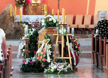 ▲	Pamiętajmy o modlitwie za tych, którzy służyli nam sakramentami.