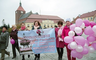 Różowy kolor baloników i wpinanych wstążeczek przypominał darłowiakom, że w walce z rakiem najważniejsza jest profilaktyka.